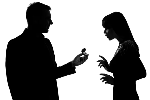 一对夫妇男子提供的订婚戒指和女人的快乐惊喜 — 图库照片