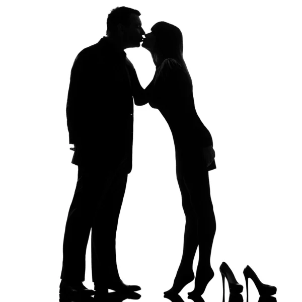 一对夫妇接吻男人和女人光着脚踮 — 图库照片