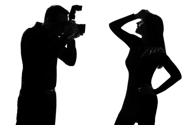 Een paar man fotograaf en mannequin vrouw — Stockfoto