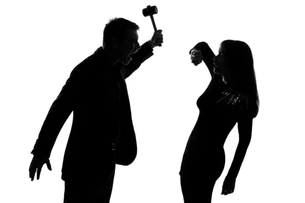 Um casal homem segurando martelo e mulher violência doméstica — Fotografia de Stock