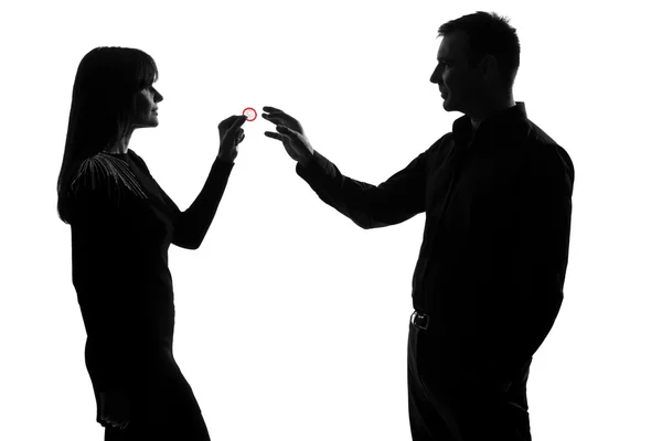 Одна пара мужчина и женщина держат давая презерватив — стоковое фото