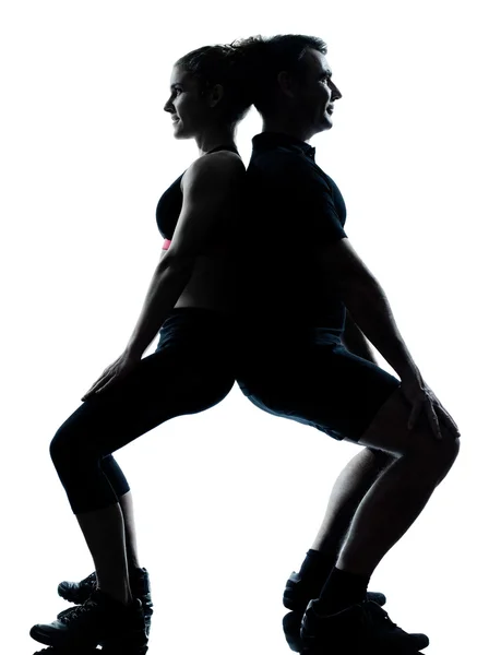 Una pareja hombre mujer ejercitando ejercicio fitness —  Fotos de Stock
