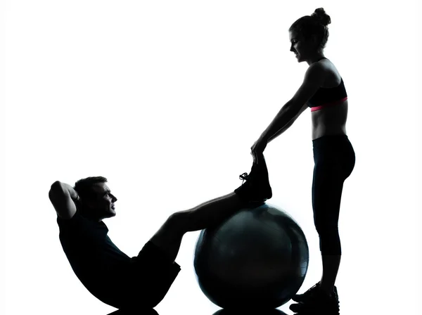 Egy pár férfi nő gyakorlása edzés fitnesz — Stock Fotó