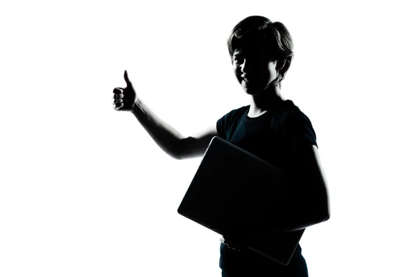 Ένας νεαρός έφηβος αγόρι κορίτσι σιλουέτα που μεταφέρουν φορητό υπολογιστή c — Φωτογραφία Αρχείου