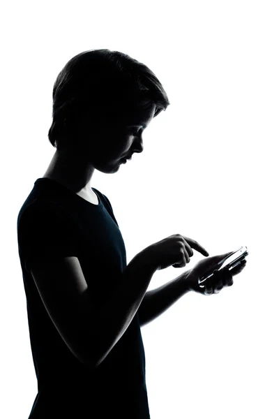 Jeden bělošský mladý teenager silueta kluk nebo holka telefon videotelefon videohry portrét Studio vystřihnout izolované na bílém pozadí — Stock fotografie