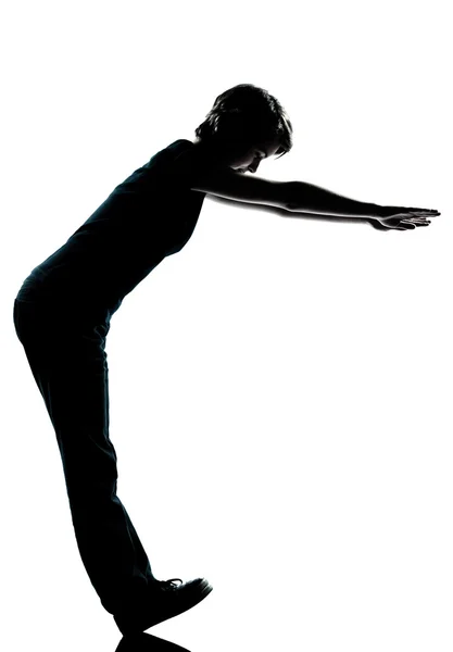 Un caucásico joven adolescente silueta chico o chica de pie equilibrio en tacones de longitud completa en estudio cortado aislado sobre fondo blanco —  Fotos de Stock