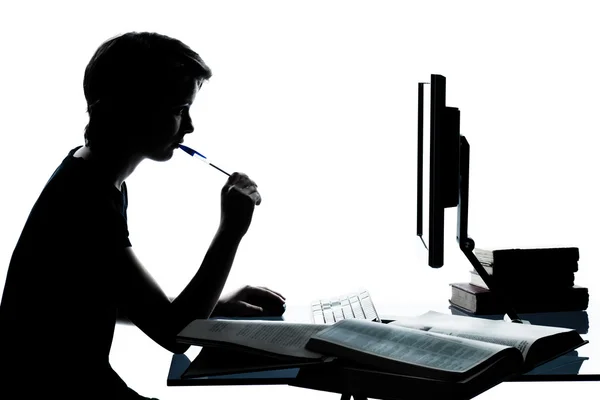 한 백인 젊은 십 대 실루엣 소년 또는 소녀 컴퓨터 컴퓨팅 노트북으로 공부 — 스톡 사진