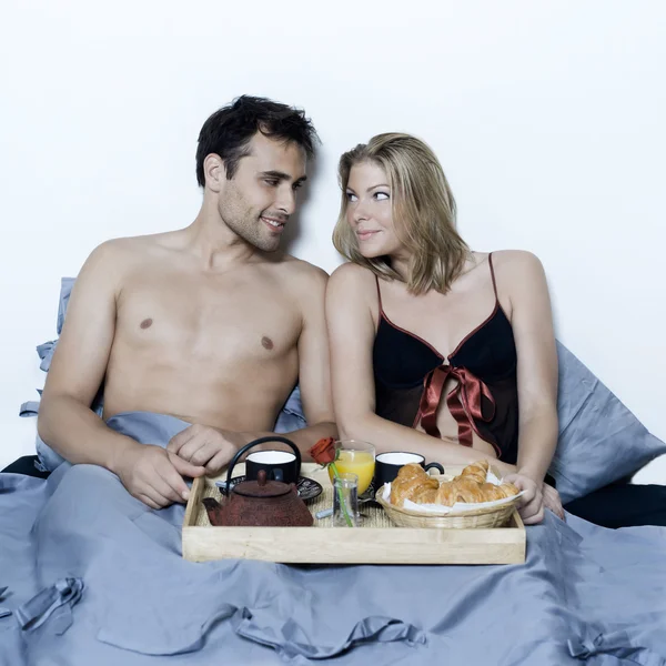 Romantisch ontbijt op bed — Stockfoto