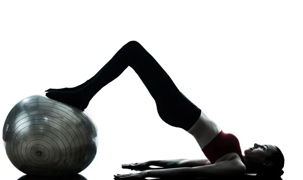 Mujer ejercitando abdominales pelota de fitness —  Fotos de Stock