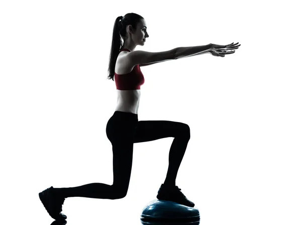 Mujer ejercitando bosu balance ball trainer —  Fotos de Stock