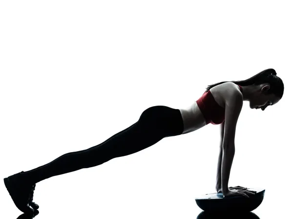 Mulher exercitando flexões bosu equilíbrio bola treinador — Fotografia de Stock