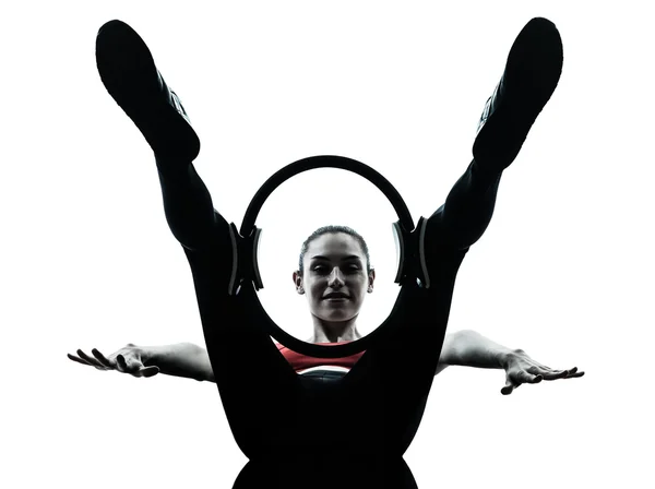 Mulher exercitando pilates anel — Fotografia de Stock