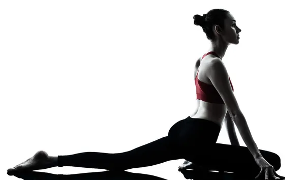 Frau übt Yoga aus — Stockfoto