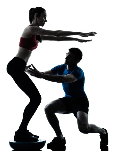 Coach homme femme exercice squats sur bosu — Photo