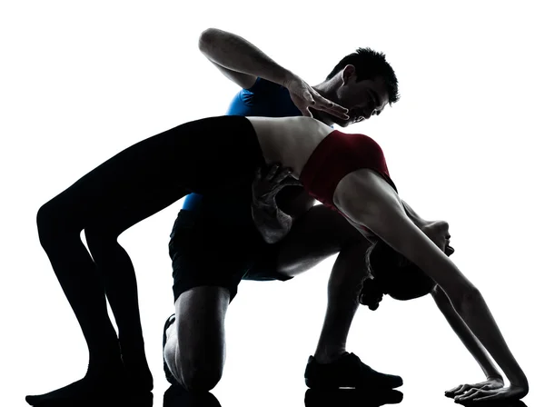 Kobieta mężczyzna trener ćwiczenia jogi most stanowisko gimnastyczne — Zdjęcie stockowe