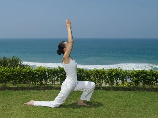 Frauen-Yoga am Meer — Stockfoto