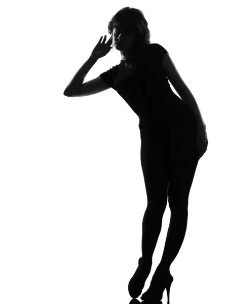 Silhouette nyfiken lyssnande kvinnan — Stockfoto