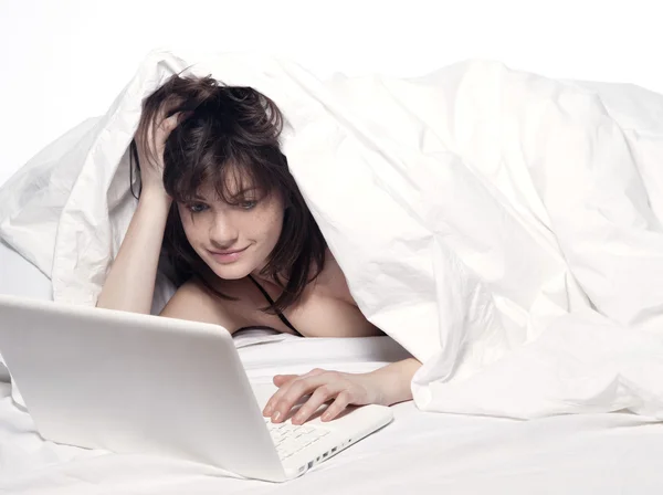 Vrouw in bed ontwaken — Stockfoto
