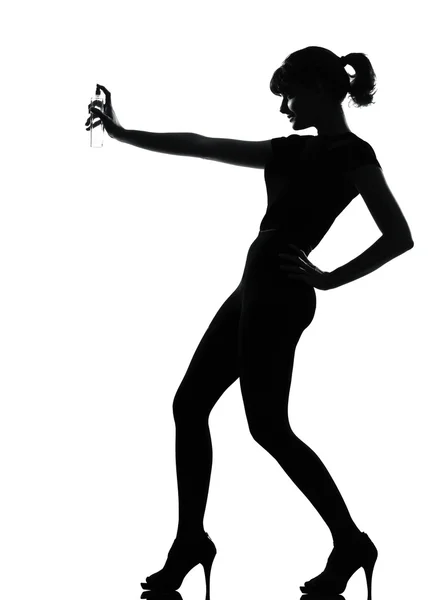 シルエット女性スプレー香水 — ストック写真