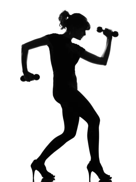 Silhouette donna allenamento body building con manubri — Foto Stock