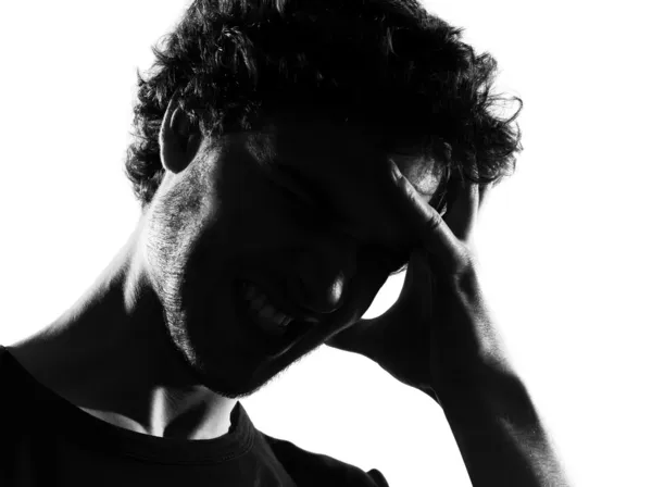 Молодой человек силуэт головная боль грусть — стоковое фото