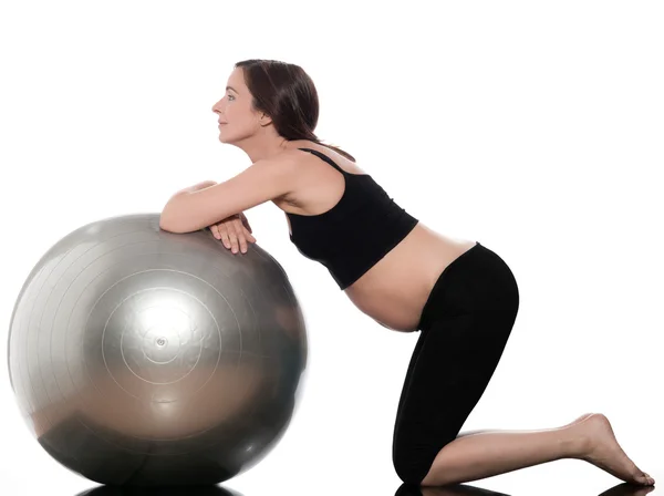 Kobieta w ciąży ćwiczenia z piłką — Zdjęcie stockowe