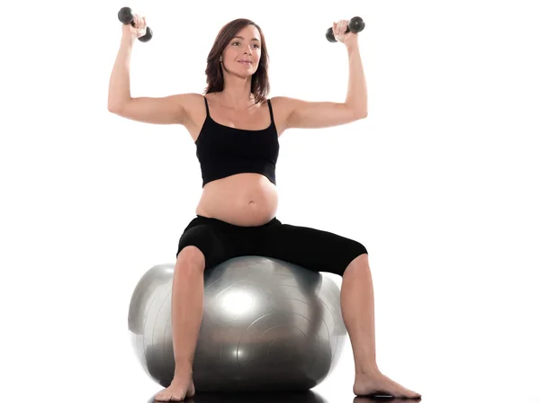 Schwangere trainiert Krafttraining sitzend auf Fitnessball — Stockfoto