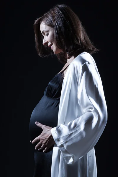 Piękne kaukaski kobieta w ciąży w nightie — Zdjęcie stockowe