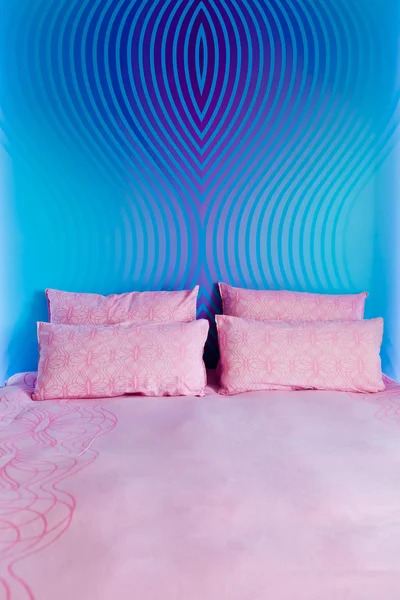 Moderne grappige kleurrijke moderne bed — Stockfoto