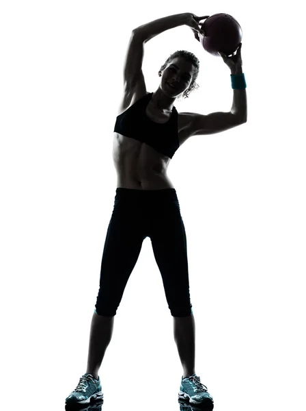 Kvinna utövar fitness ball workout träning — Stockfoto