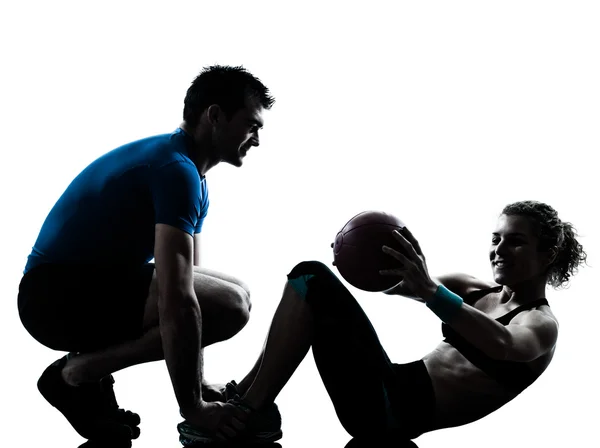 Чоловік жінка тренує ваги фітнес м'яч — стокове фото