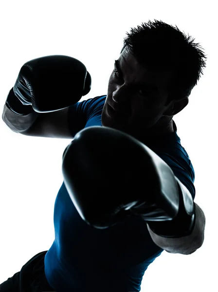 Мужчина, занимающийся боксом — стоковое фото