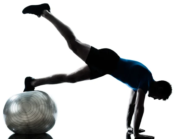 Homem exercitando postura de bola fitness exercício — Fotografia de Stock