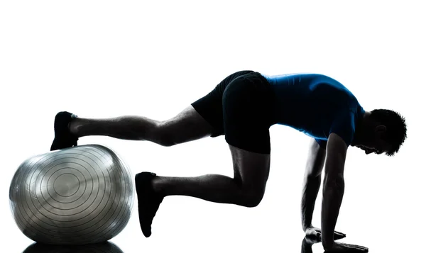Man uitoefening workout fitness bal houding — Stockfoto