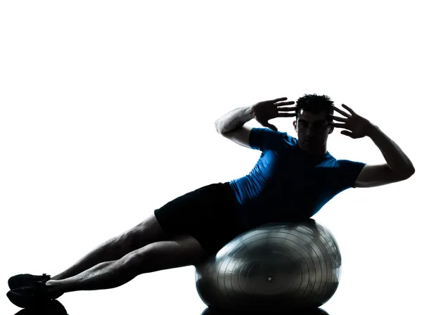 Człowiek wykonując trening fitness piłka postawy — Zdjęcie stockowe