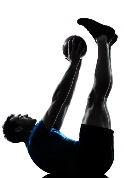 Hombre ejercitando ejercicio sosteniendo la postura de la pelota de fitness —  Fotos de Stock