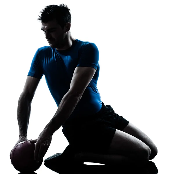 Uomo che esercita l'esercizio in possesso di fitness palla postura — Foto Stock