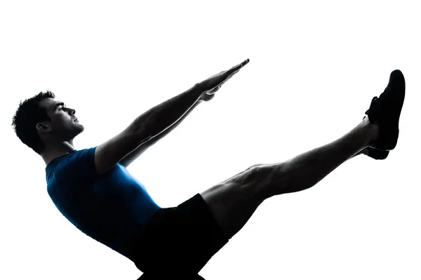 Człowiek wykonując trening fitness łódź pozycji jogi postawy — Zdjęcie stockowe