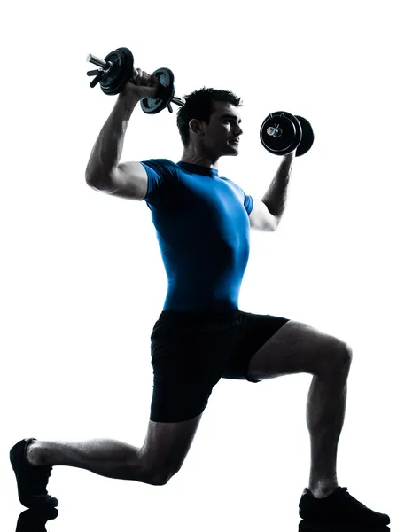 Hombre ejercitando el entrenamiento con pesas ejercitando la postura de fitness — Foto de Stock