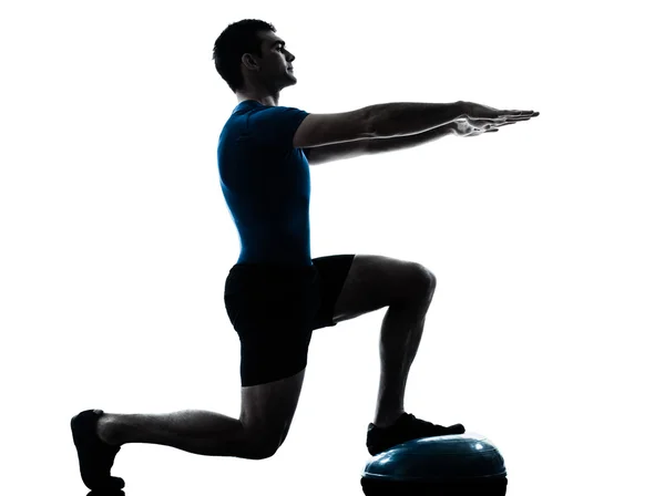 Homme exerçant bosu séance d'entraînement posture de fitness — Photo