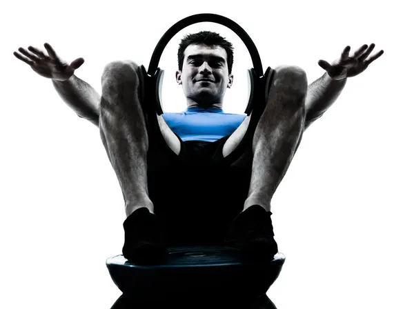 Homem exercitando bosu pilates anel treino postura fitness — Fotografia de Stock