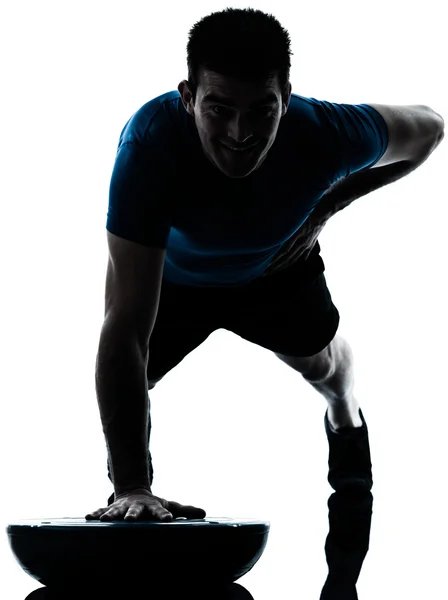 Homme exerçant bosu push ups séance d'entraînement posture de fitness — Photo