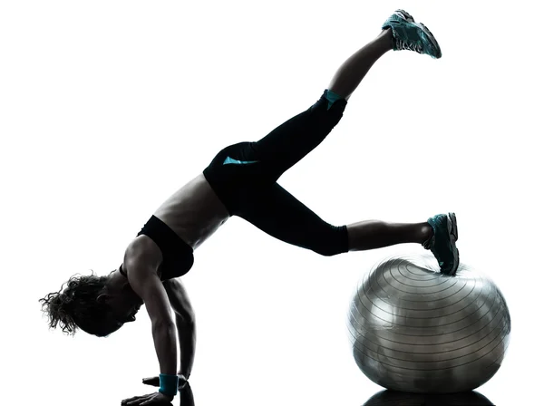 Mujer ejercitando fitness ball workout Imágenes de stock libres de derechos