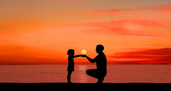 Enfant avec le père sur un coucher de soleil — Photo