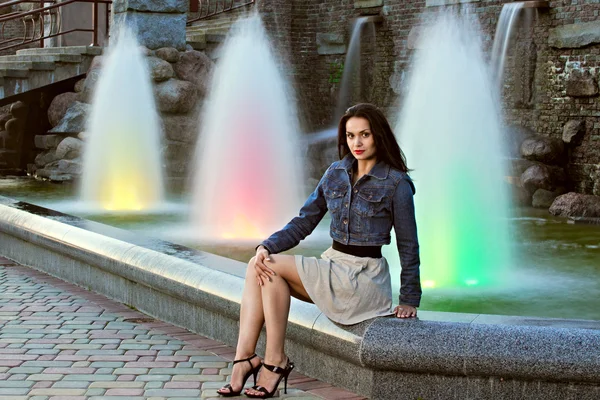 Krásná mladá žena nad fontána — Stock fotografie