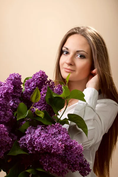 De mooie vrouw met lila — Stockfoto