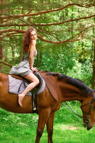 Krásná mladá dívka na koni — Stock fotografie