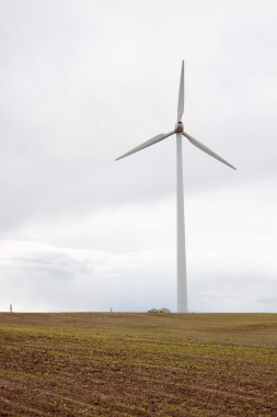 Rüzgar türbini elektrik üretiyor