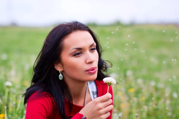 Gadis dengan dandelion di lapangan hijau — Stok Foto