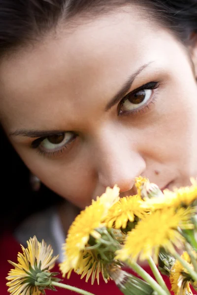 花束を持つロマンチックな若い女性の肖像画 — ストック写真